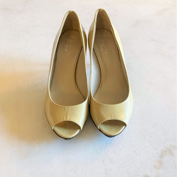 Gucci bamboo accent patent leather peep toe pump (beige / banana cream yellow) - Picture 6 of 12
